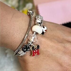 Pulsera con Moderna con geniales dijes